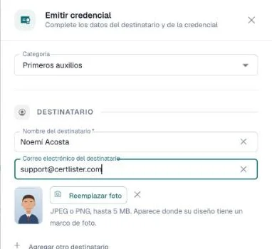 Panel Emitir credencial con la miniatura de la foto y un botón Reemplazar foto debajo del destinatario