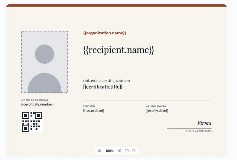 Diseño Vertical en el Estudio de diseño con un marco de foto vacío a la izquierda