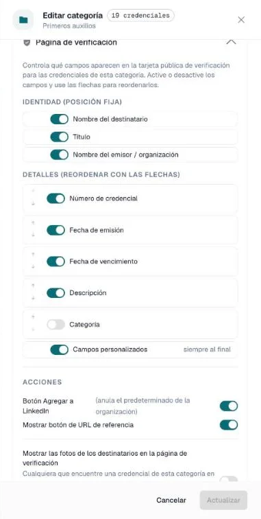 Sección Página de verificación del panel de categoría con los interruptores de campos, las Acciones y la sección Numeración de credenciales