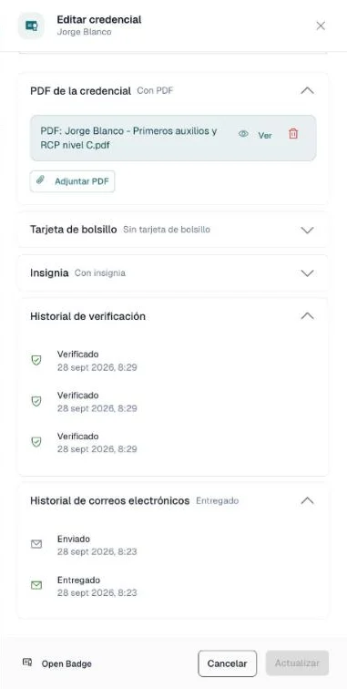 Secciones Historial de verificación e Historial de correos electrónicos en el panel Editar credencial