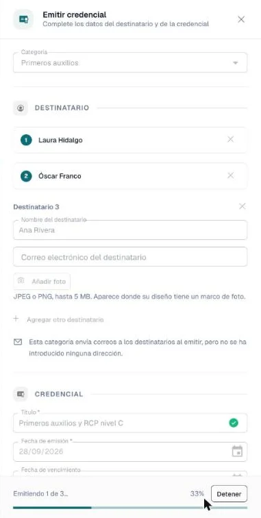 Pie del panel con Emitiendo 1 de 3, una barra de avance y un botón Detener