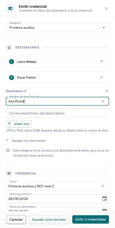 Panel Emitir credencial con dos filas de destinatarios plegadas y una tercera en edición