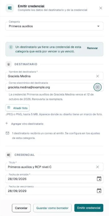 Panel Emitir credencial con un aviso de que el destinatario ya tiene una credencial por vencer, y un botón Renovar