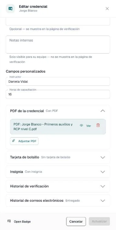 Panel Editar credencial con los campos personalizados Instructor y Horas de capacitación completados