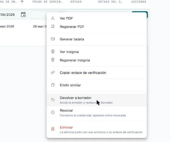 Menú de una credencial con Devolver a borrador, Revocar y Eliminar al final