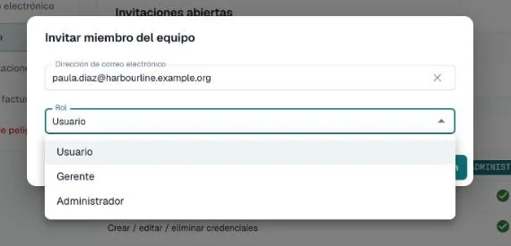Diálogo Invitar miembro del equipo con un correo y la lista de roles abierta: Usuario, Gerente, Administrador