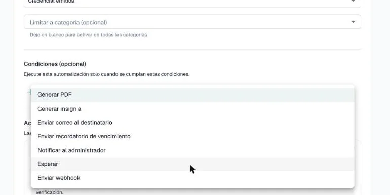 Lista de tipos de acción abierta: Generar PDF, Generar insignia, Enviar correo al destinatario, Enviar recordatorio de vencimiento, Notificar al administrador, Esperar y Enviar webhook