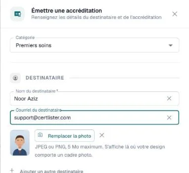 Tiroir Émettre une accréditation avec la vignette de la photo et un bouton Remplacer la photo sous le destinataire