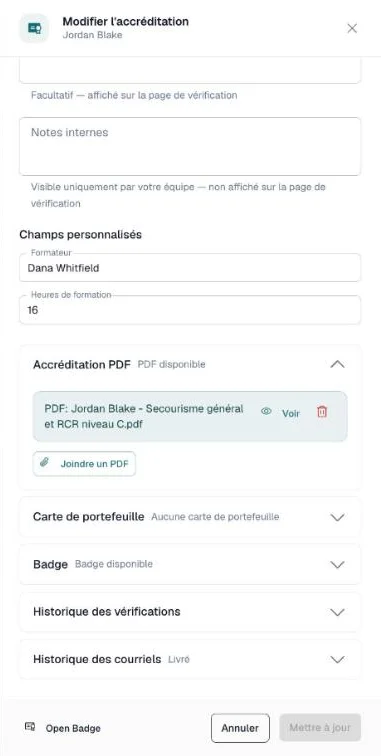 Tiroir Modifier l'accréditation avec les champs personnalisés Formateur et Heures de formation remplis