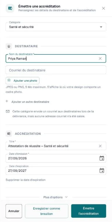 Tiroir Émettre une accréditation rempli, avec le bouton Enregistrer comme brouillon en bas