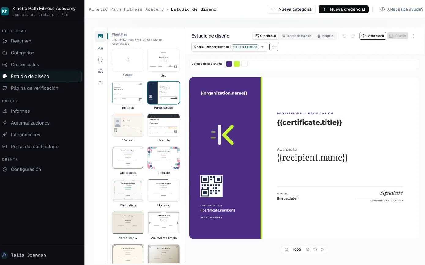 Estudio de diseño con un diseño de credencial de entrenador personal de Kinetic Path