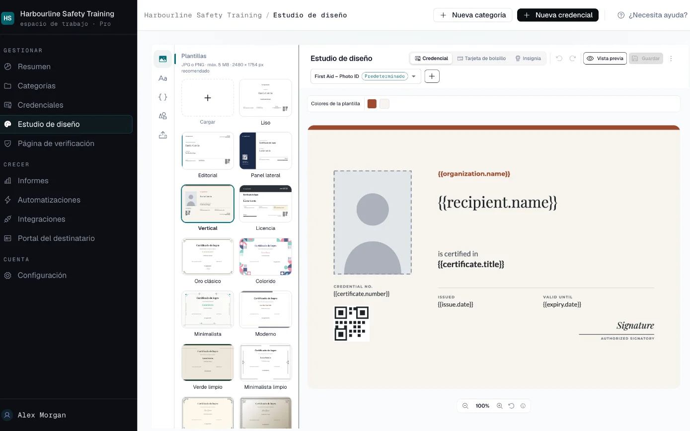 Estudio de diseño con un diseño de credencial de Harbourline que muestra el nombre del participante, el título del curso y las fechas
